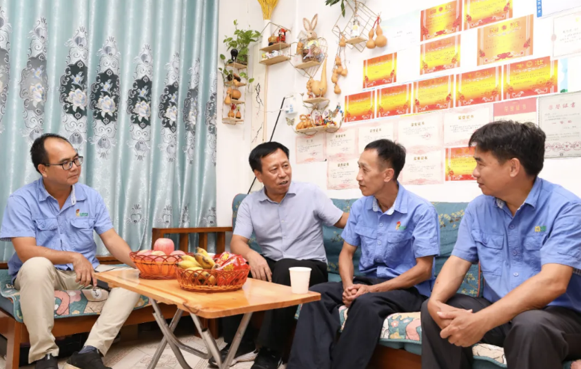全国劳模朱平:海南省总工会到海豚体育·(中国)手机网页版走访慰问全国劳模朱平